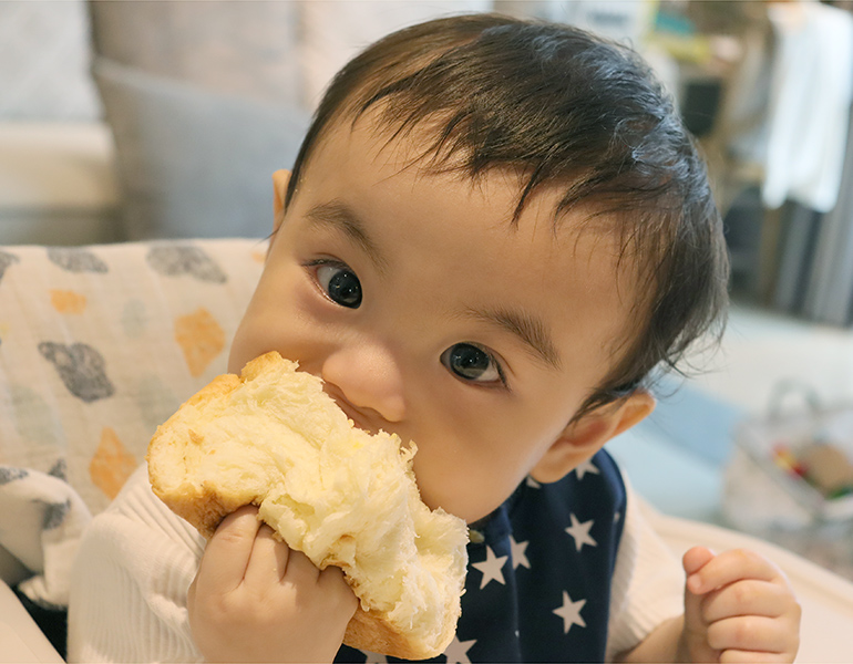 パンを食べる